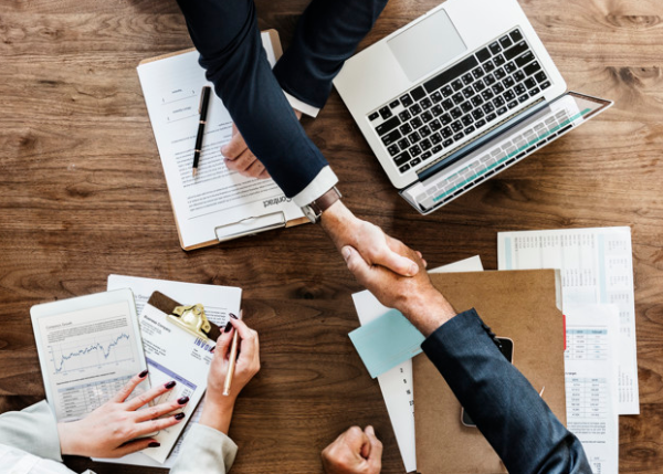 pessoas fechando negócio, dando as mãos como franquear minha empresa