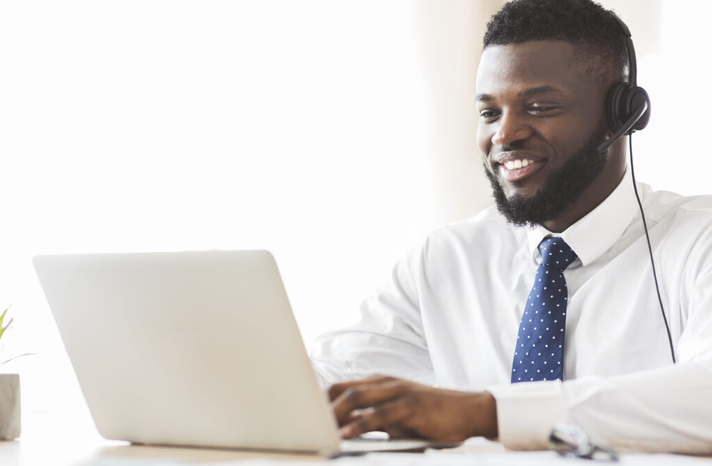 consultor de negócios negro trabalhando com seu notebook